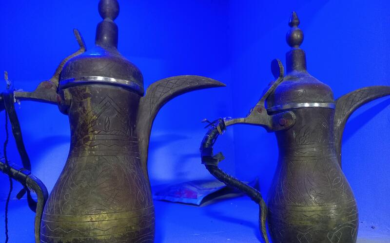 Een koperen dallah, de traditionele Arabische koffiepot