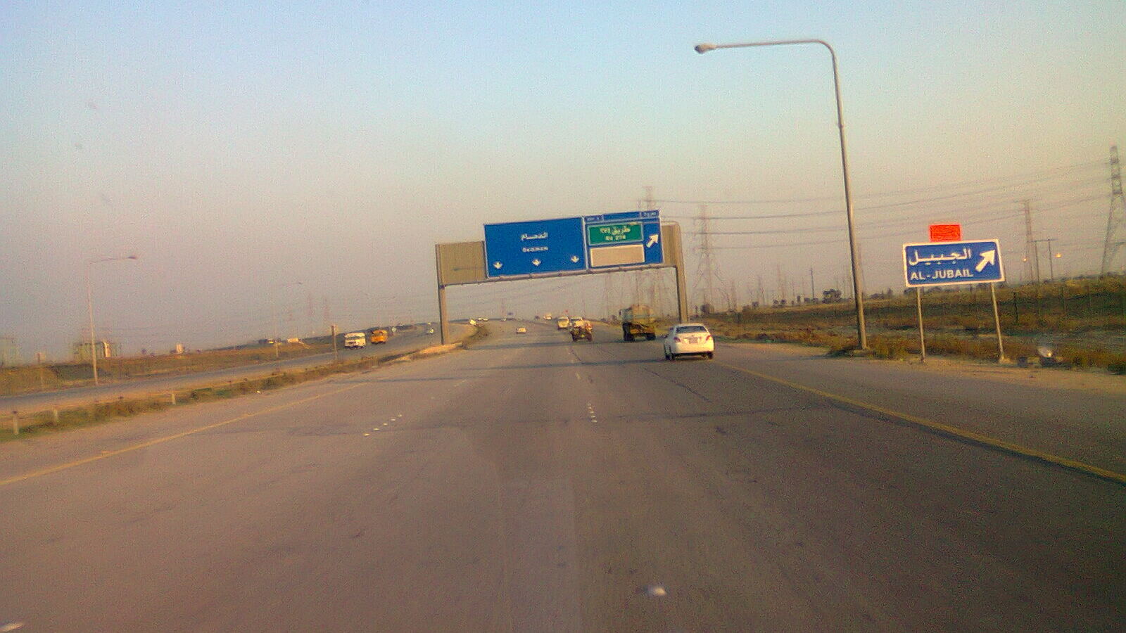 Snelweg door de woestijn in Saoedi-Arabië