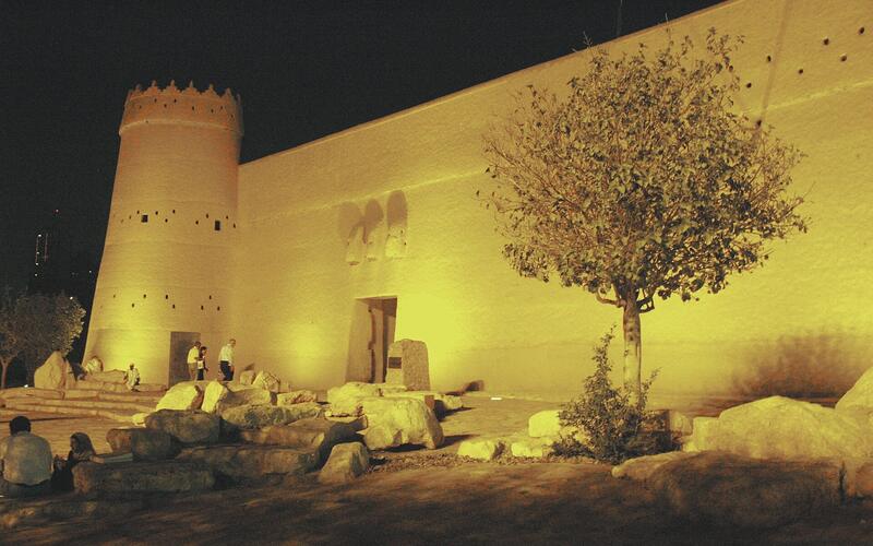 Het lemen Masmak-fort in Riyad bij avond verlicht