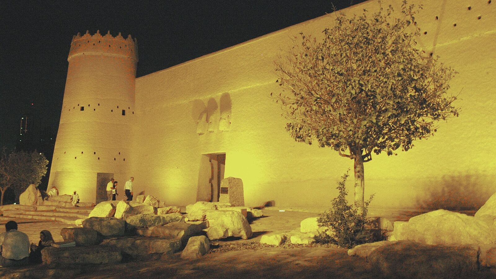 Het lemen Masmak-fort in Riyad bij avond verlicht