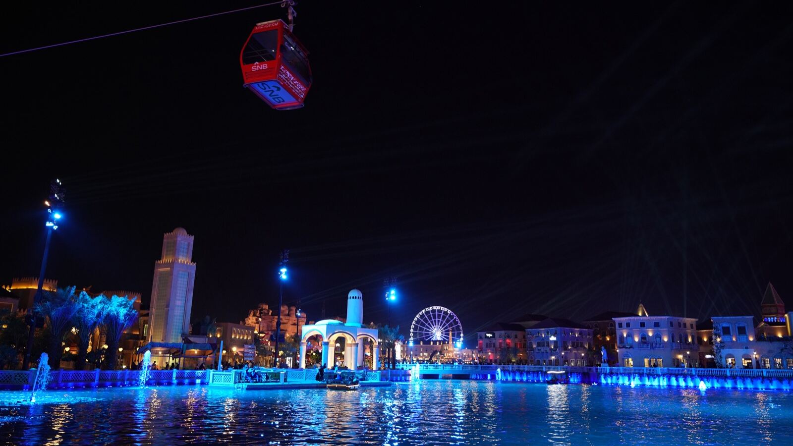 Kleurrijke verlichting en kabelbaan tijdens Riyadh Season