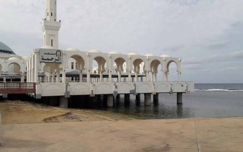 De drijvende Al-Rahmah-moskee aan de Corniche van Jeddah