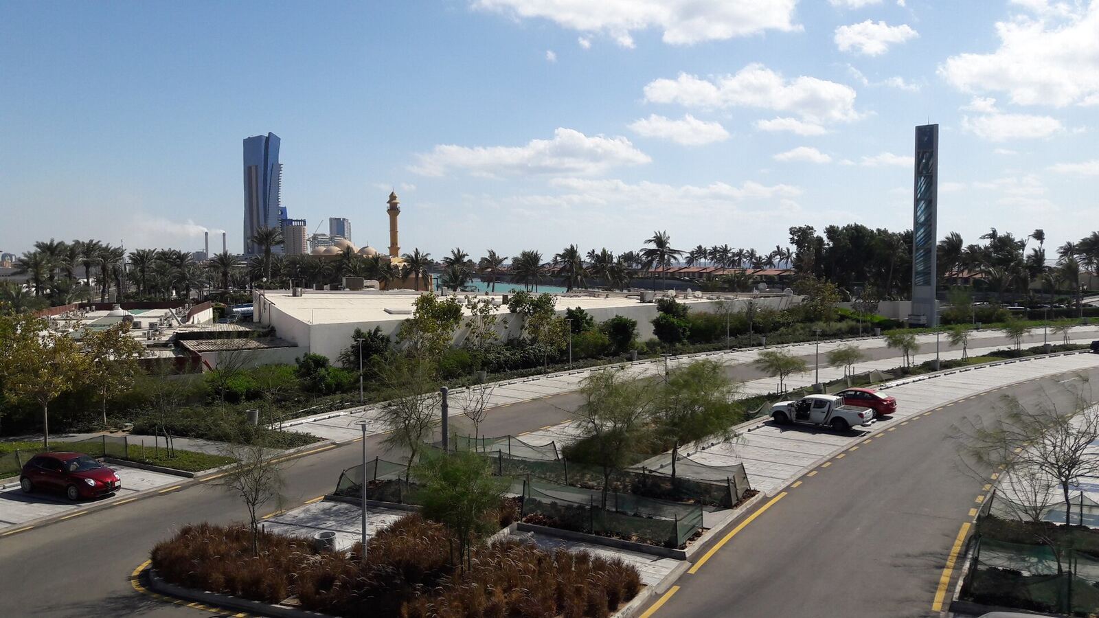 De Corniche van Jeddah met palmbomen en de Rode Zee