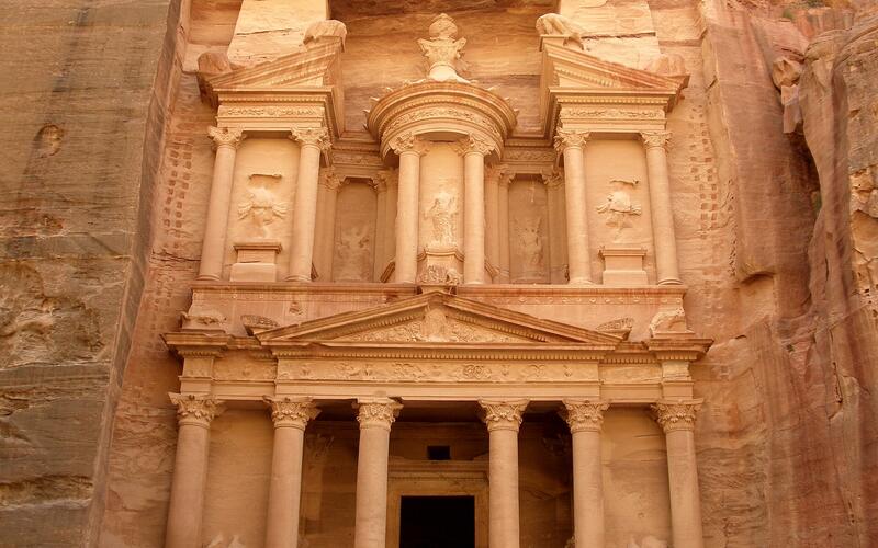 De Schatkamer (Al-Khazneh) in Petra, Jordanië