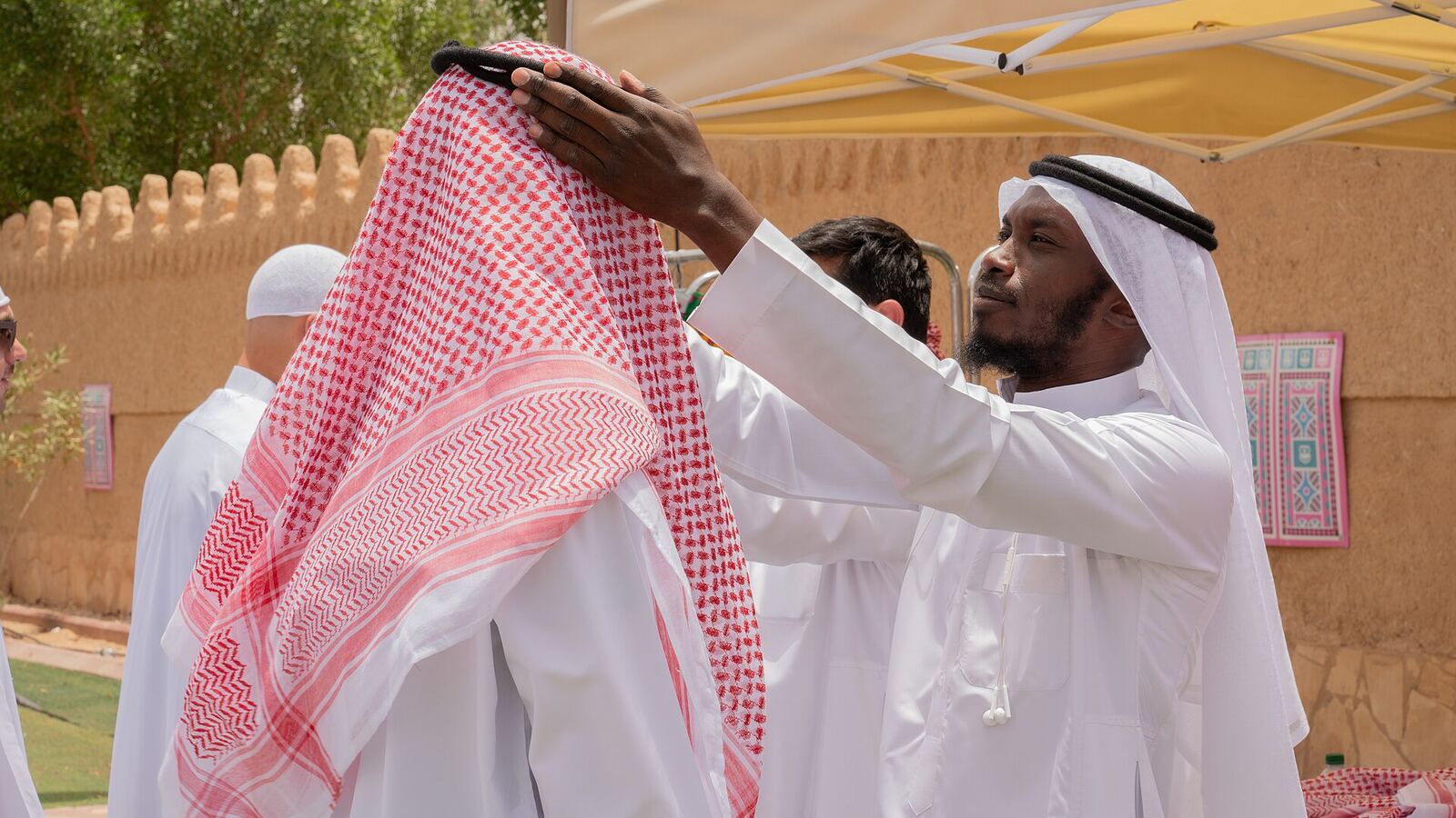 Saoedische mannen in traditionele thobe en shemagh