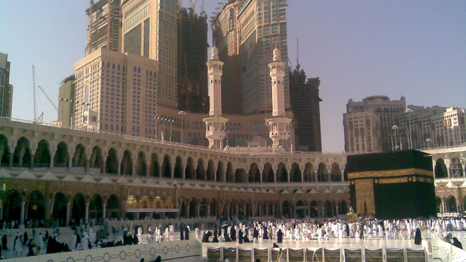 De Abraj Al-Bait-klokkentoren boven de Grote Moskee in Mekka