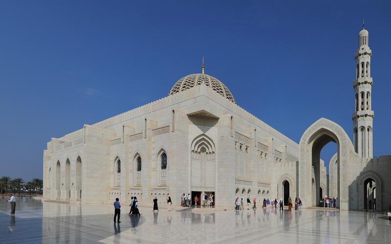 De witte Sultan Qaboos-moskee in Muscat, Oman