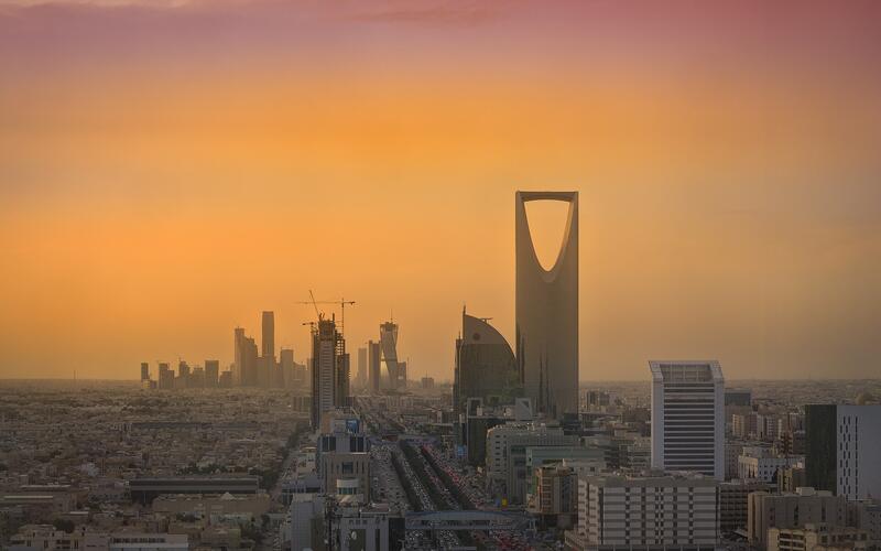 De skyline van Riyad met de Kingdom Centre Tower bij zonsondergang