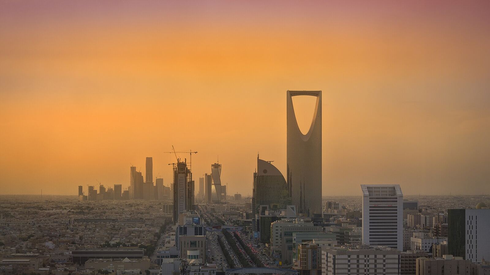 De skyline van Riyad met de Kingdom Centre Tower bij zonsondergang