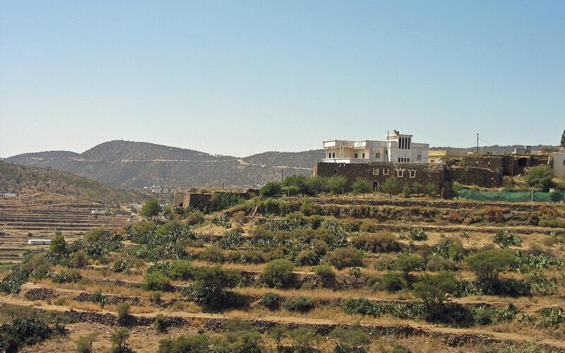 Bergdorp met terrassen onderweg naar Al Soudah bij Abha
