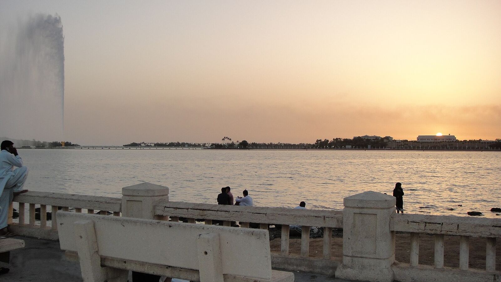 De King Fahd-fontein in Jeddah bij zonsondergang