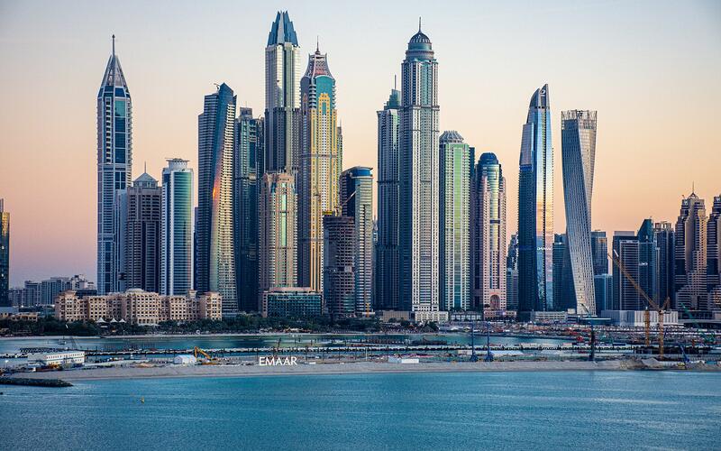 Wolkenkrabbers van Dubai Marina aan het water