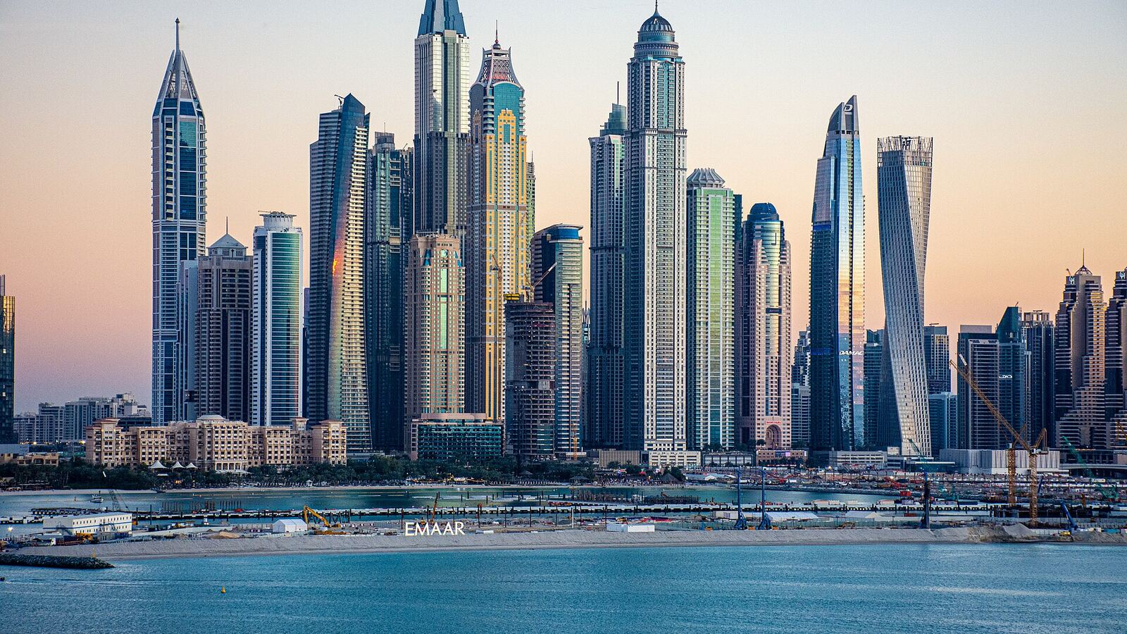 Wolkenkrabbers van Dubai Marina aan het water