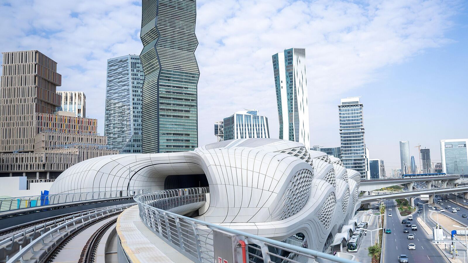 Het futuristische metrostation in het financiële district van Riyad