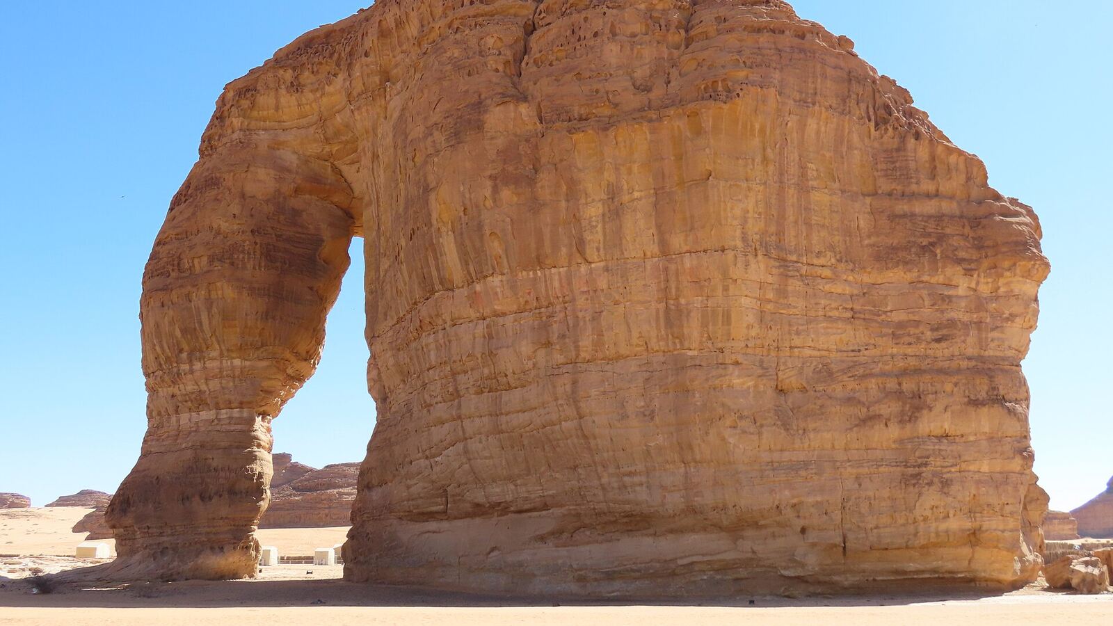 Elephant Rock (Jabal AlFil) in AlUla tegen een blauwe lucht