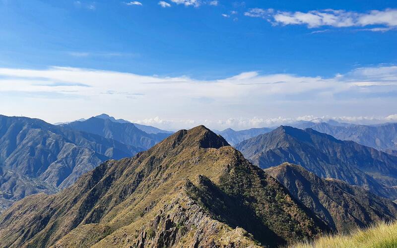 Bergtoppen en dalen van het Sarawat-gebergte in Asir