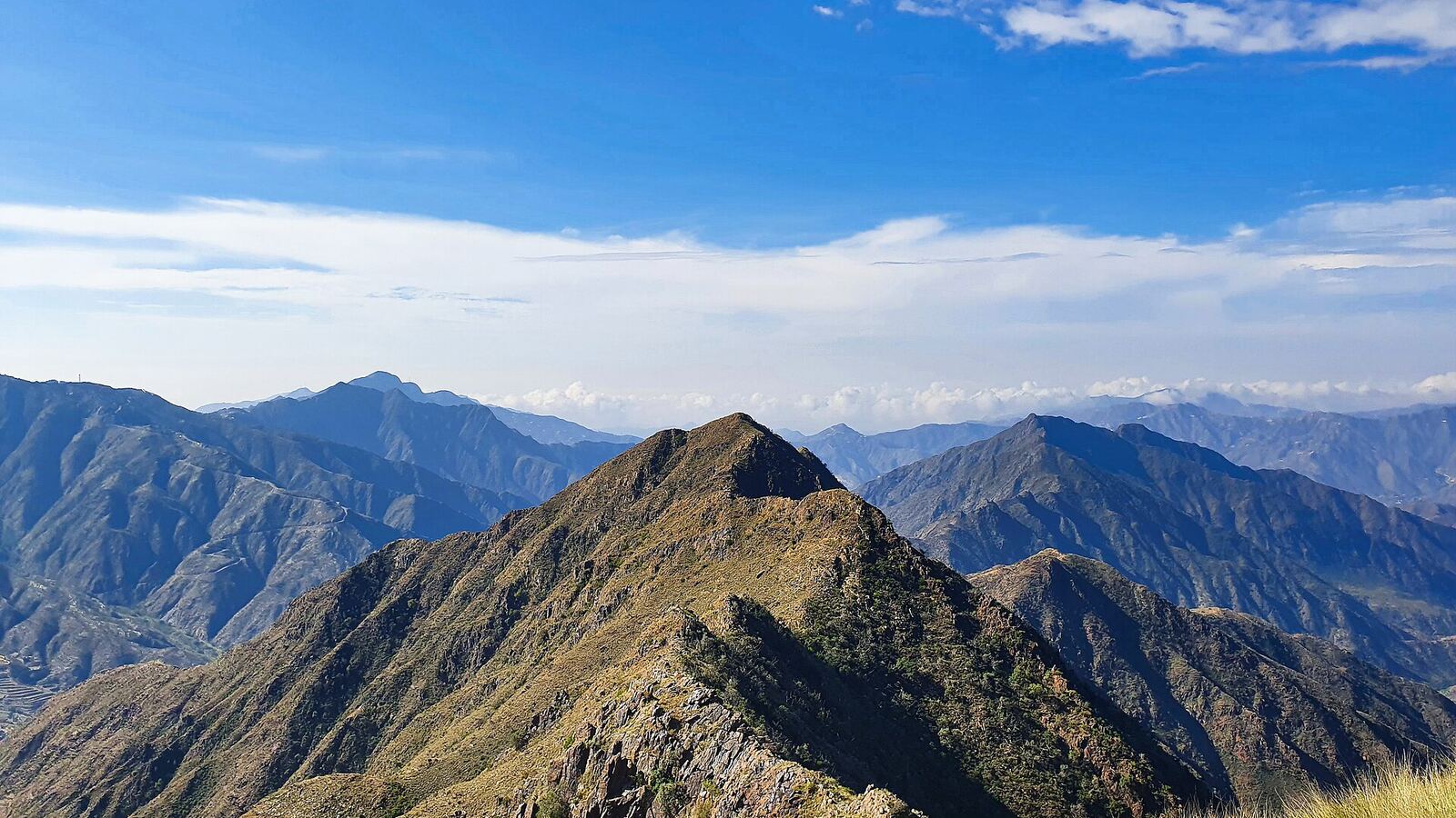 Bergtoppen en dalen van het Sarawat-gebergte in Asir