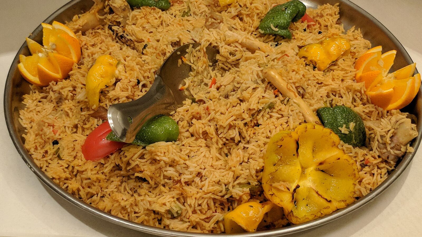 Een schaal kabsa, rijst met vlees en specerijen