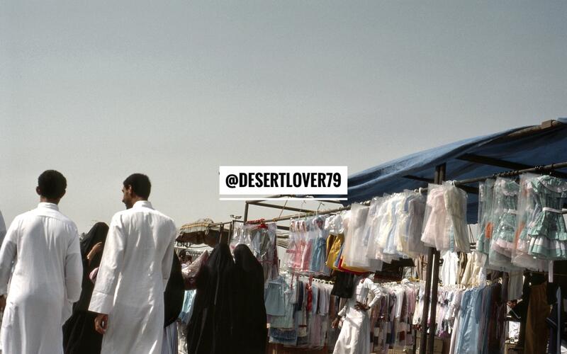 Kraampjes en bezoekers op een souk in Saoedi-Arabië