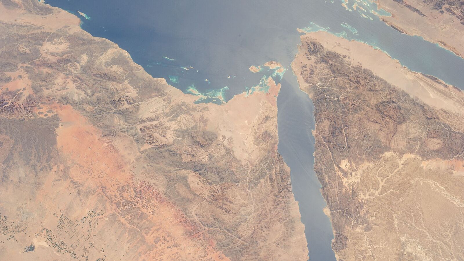 Satellietbeeld van de Golf van Aqaba en de regio Tabuk