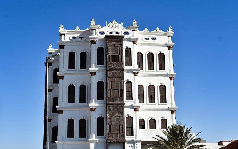 Historisch wit paleis met houten erkers in Taif