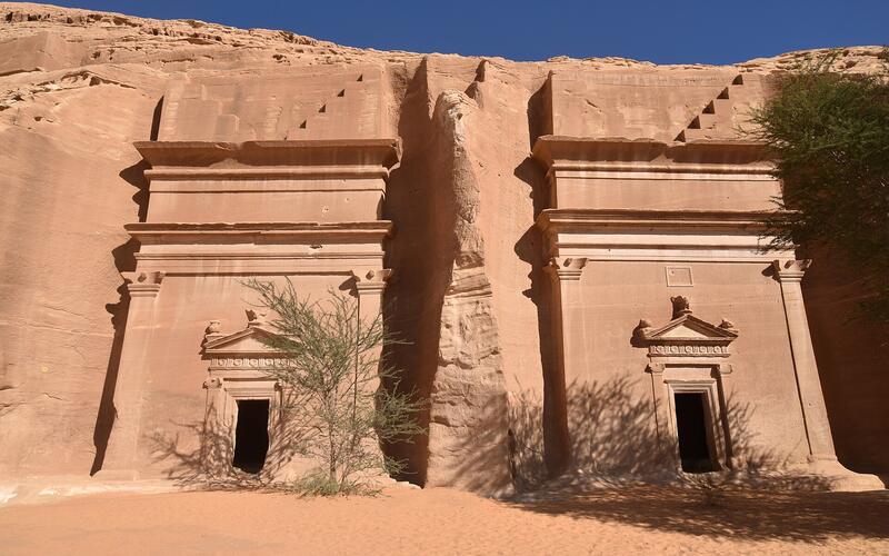 Rij Nabateese rotsgraven in Hegra (Mada'in Salih)