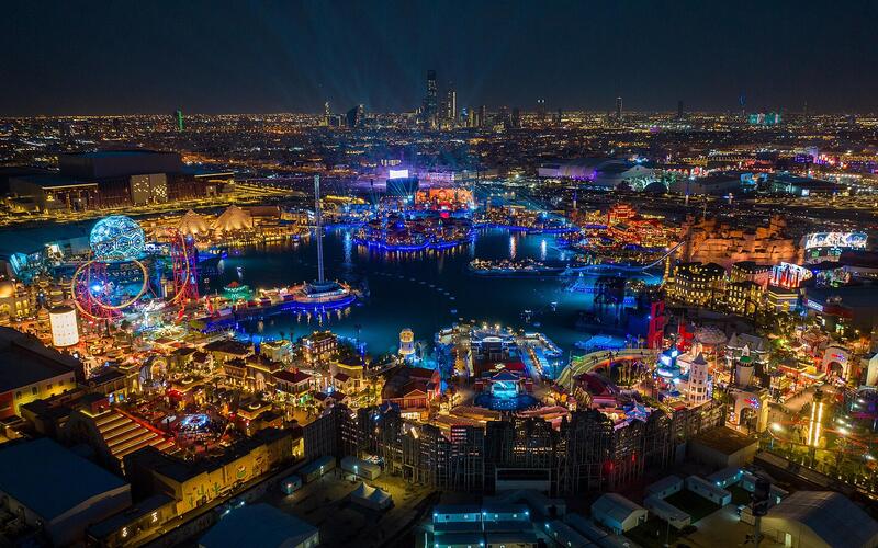 Verlichte attracties van Boulevard World in Riyad