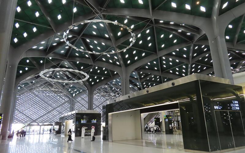 Interieur van een station van de Haramain-hogesnelheidstrein