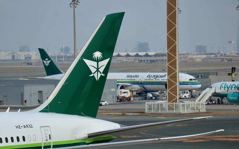Vliegtuig van Saudia op het platform