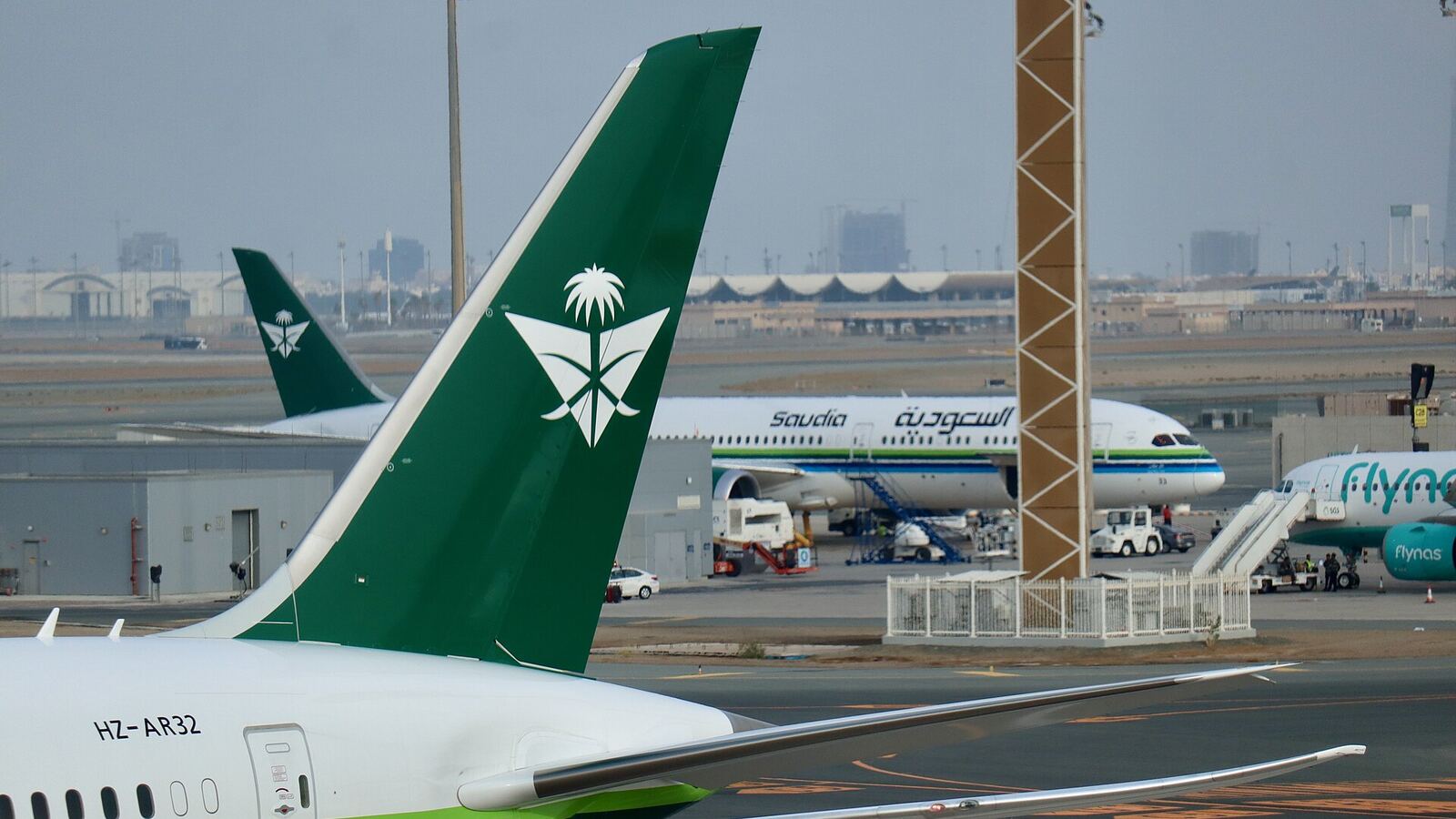 Vliegtuig van Saudia op het platform