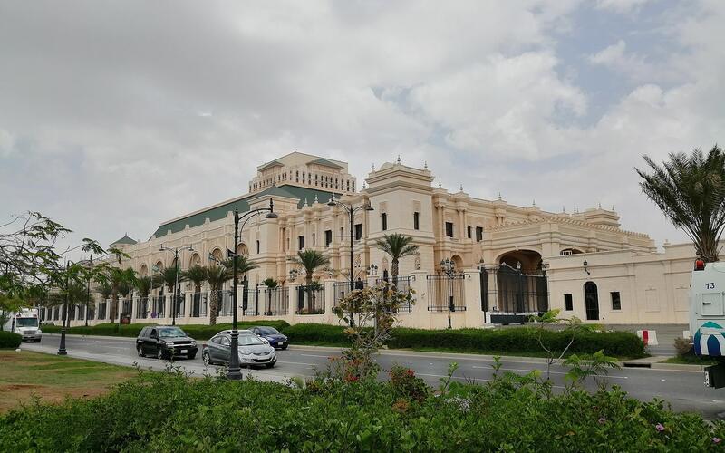 Een historisch hotelgebouw met tuin in Saoedi-Arabië